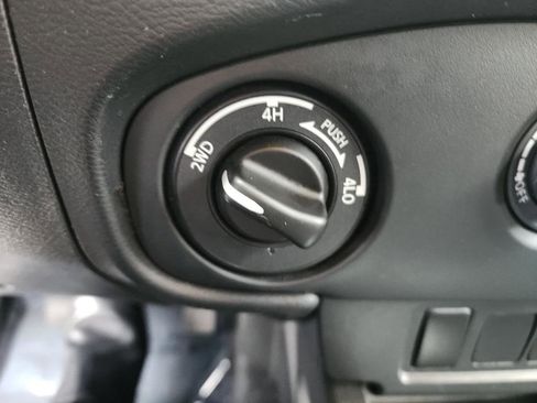 Used 2023 Nissan Frontier SV image 22