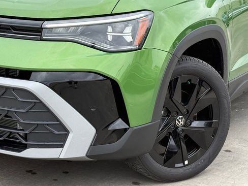 New 2026 Volkswagen Taos SE image 2