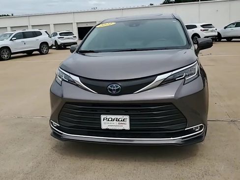 Used 2021 Toyota Sienna XLE AWD/4WD image 3