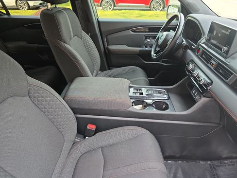 Used 2025 Honda Pilot Sport image 10