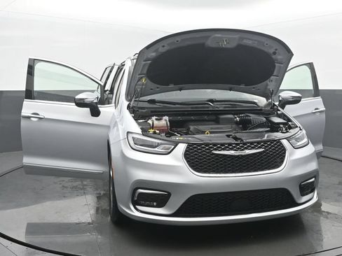 Used 2023 Chrysler Pacifica Limited FWD image 52