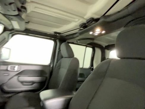 Used 2023 Jeep Gladiator Sport AWD/4WD image 17