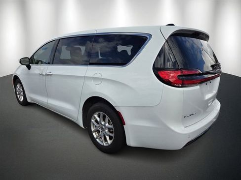 Used 2023 Chrysler Pacifica Touring-L image 6