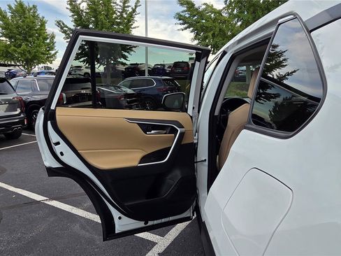 Used 2022 Toyota RAV4 XLE AWD/4WD image 27