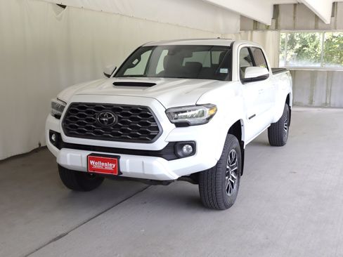 Used 2021 Toyota Tacoma TRD Sport w/ TRD Premium Sport Package AWD/4WD image 23