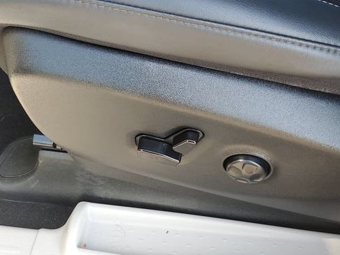 Used 2024 Chrysler Pacifica Touring-L FWD image 6