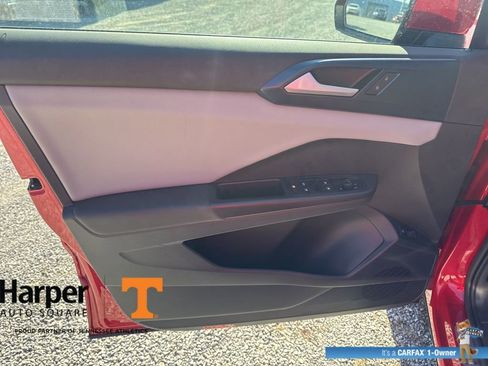 Used 2022 Volkswagen Taos SE w/ Panoramic Sunroof Package image 19