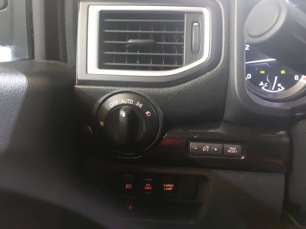 Used 2018 Nissan Titan SV w/ SV Convenience Package AWD/4WD image 26