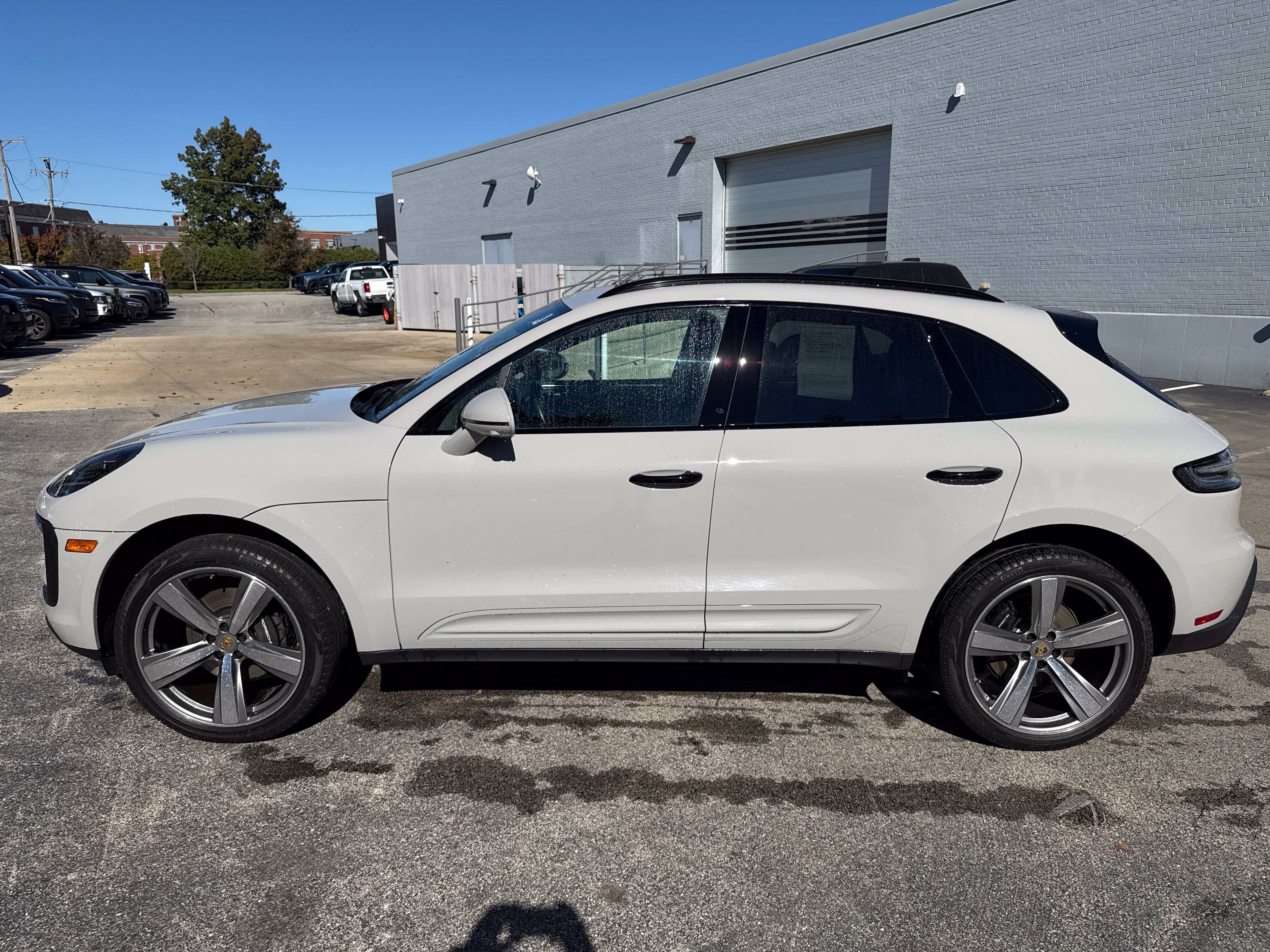 Used 2024 Porsche Macan AWD/4WD image 2