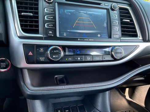 Used 2017 Toyota Highlander Limited Platinum FWD image 15