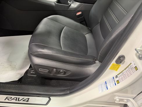 Used 2022 Toyota RAV4 XLE Premium image 15