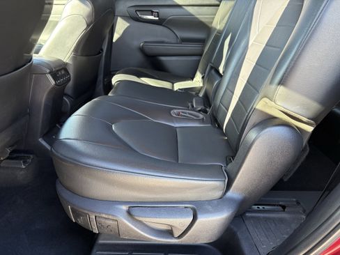 Used 2022 Toyota Highlander XLE image 34