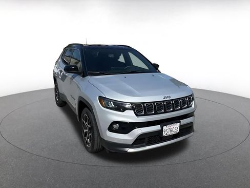 Used 2025 Jeep Compass Limited AWD/4WD image 3