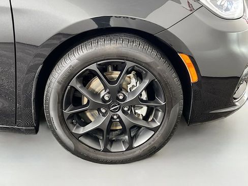Used 2024 Chrysler Pacifica Limited w/ S Appearance Package FWD image 41