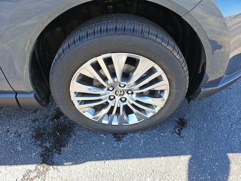 Used 2024 Toyota Venza XLE image 10