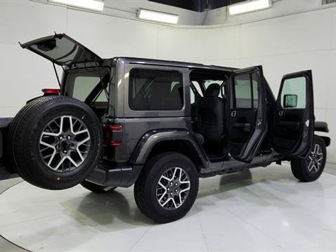 Used 2025 Jeep Wrangler Unlimited Sahara AWD/4WD image 32