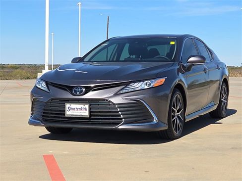 Used 2024 Toyota Camry XLE image 3