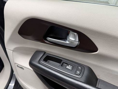Used 2017 Chrysler Pacifica Limited FWD image 46