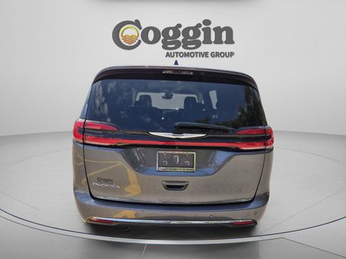 Used 2023 Chrysler Pacifica Touring-L FWD image 4