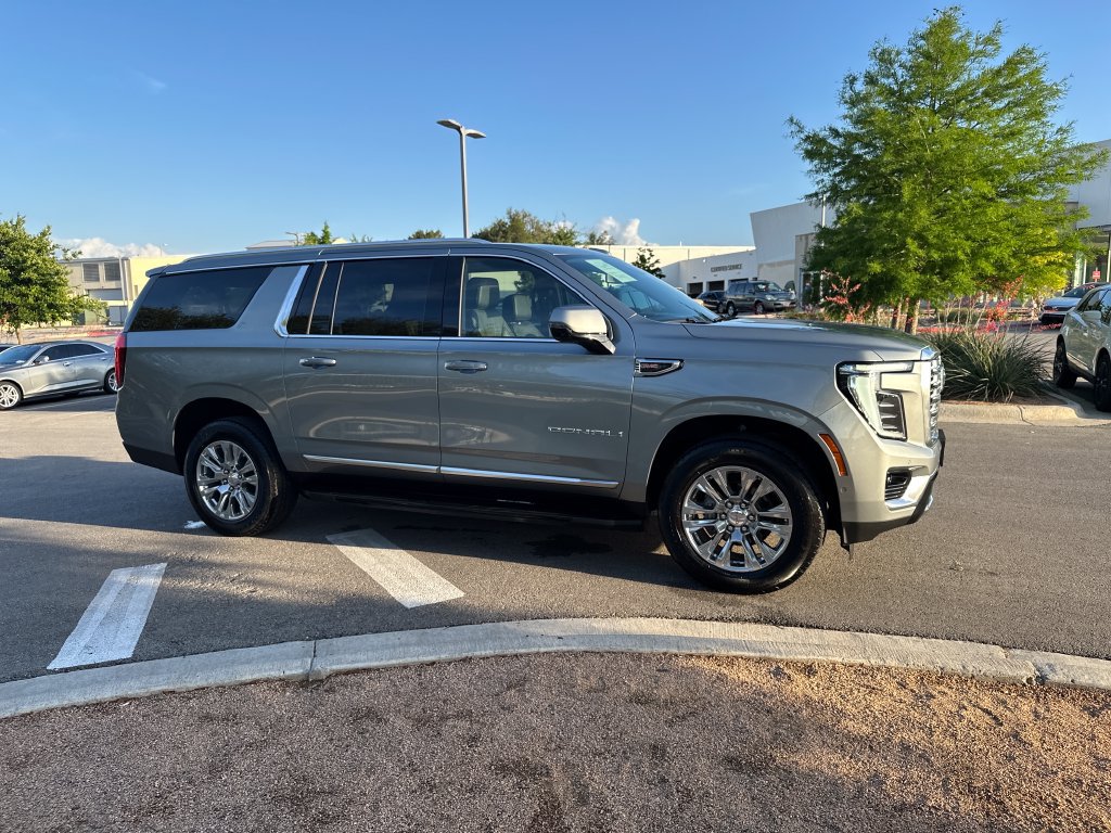 Used 2025 GMC Yukon XL Denali AWD/4WD image 12