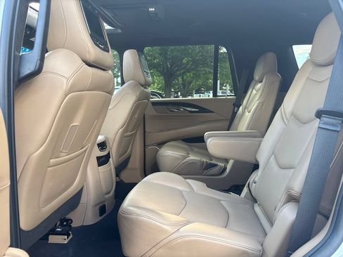 Used 2019 Cadillac Escalade Platinum AWD/4WD image 17