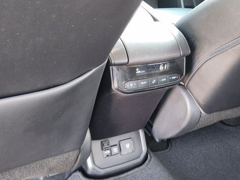 Used 2021 Toyota Highlander Limited FWD image 27