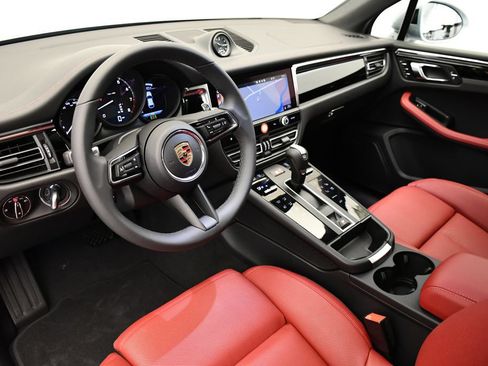 Certified 2026 Porsche Macan AWD/4WD image 4