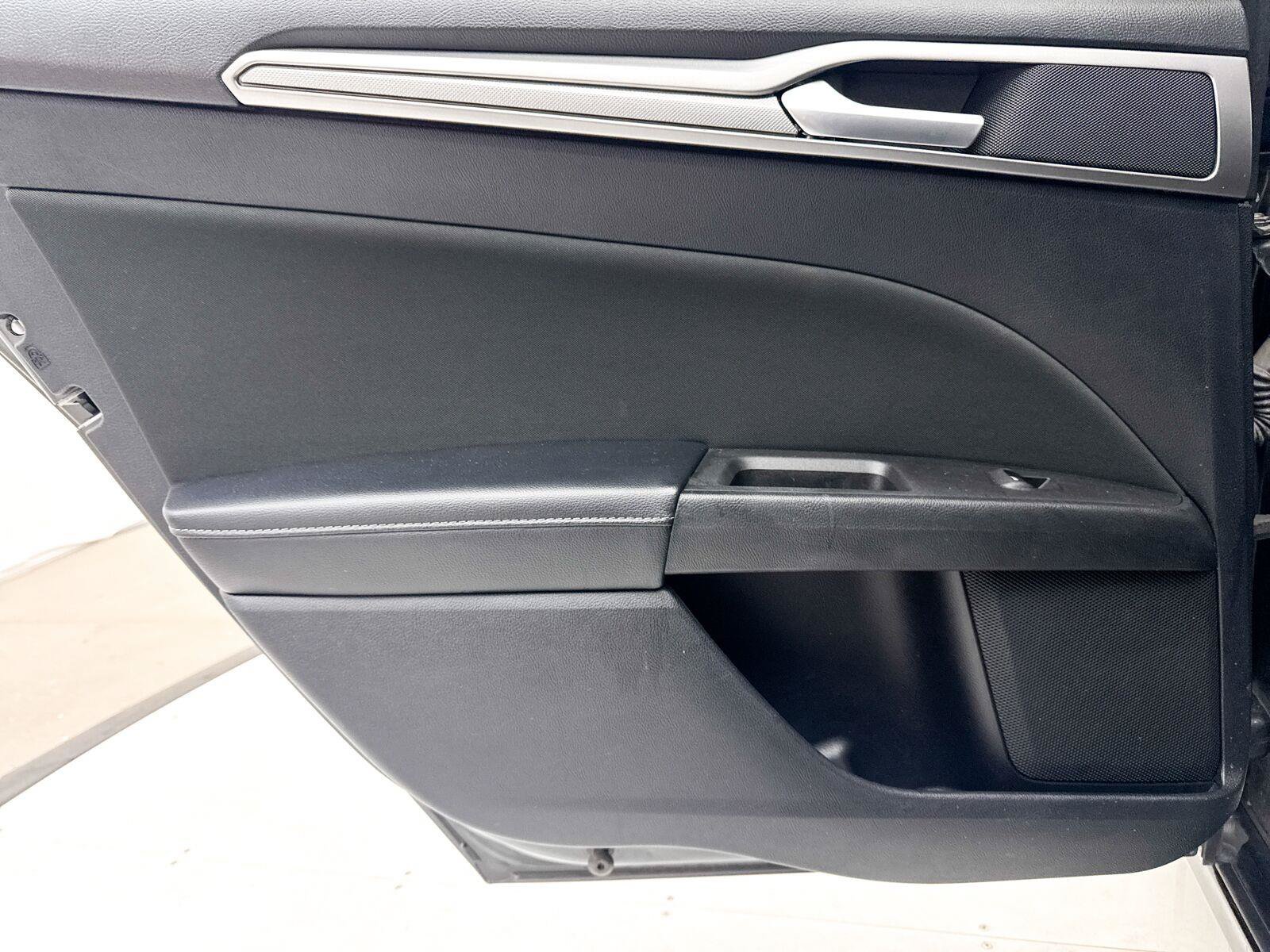 Used 2019 Ford Fusion SE FWD image 25