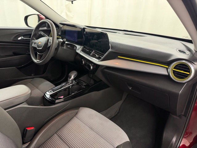 Used 2025 Chevrolet Trax LT FWD image 13