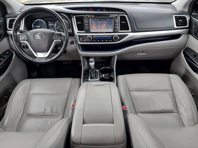 Used 2018 Toyota Highlander XLE AWD/4WD image 3