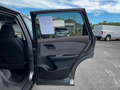 Used 2023 Nissan Rogue S image 18