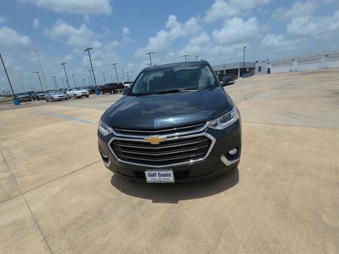 Used 2021 Chevrolet Traverse LT FWD image 2