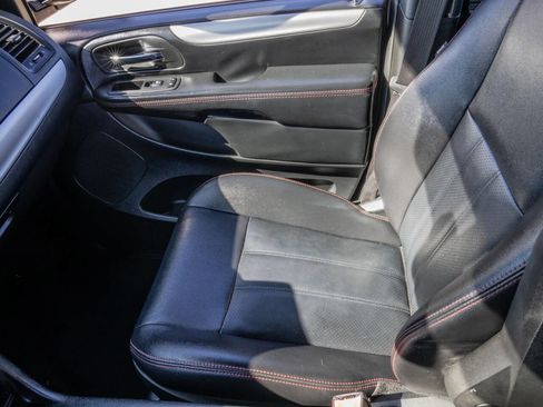 Used 2019 Dodge Grand Caravan GT image 27