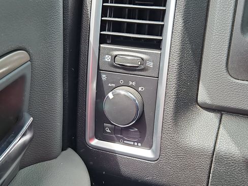 Used 2017 RAM 1500 Classic SLT RWD image 15
