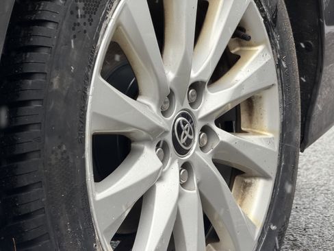 Used 2020 Toyota Camry LE image 32