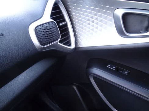 Used 2025 Kia Soul LX w/ LX Technology Package FWD image 28
