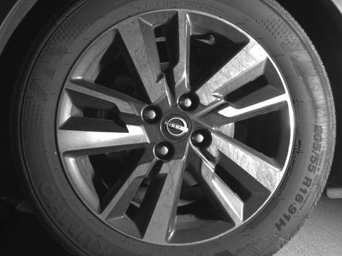 Used 2025 Nissan Versa SV image 12