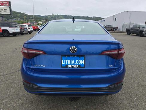 Used 2024 Volkswagen Jetta SE FWD image 4