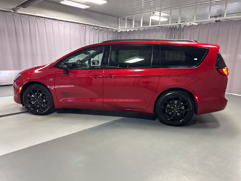 New 2027 Chrysler Pacifica Select FWD image 4