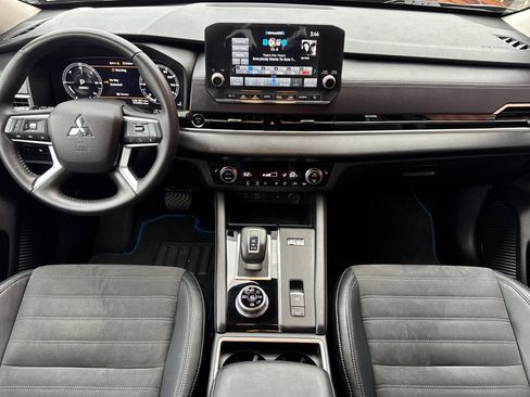 Used 2023 Mitsubishi Outlander SE image 4