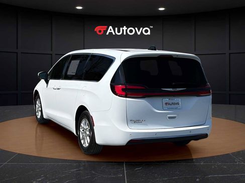 Used 2023 Chrysler Pacifica Touring-L FWD image 3
