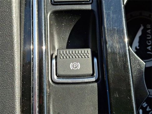 Used 2020 Jaguar F-PACE Premium image 24