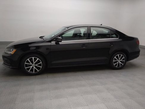 Used 2017 Volkswagen Jetta SE FWD image 2