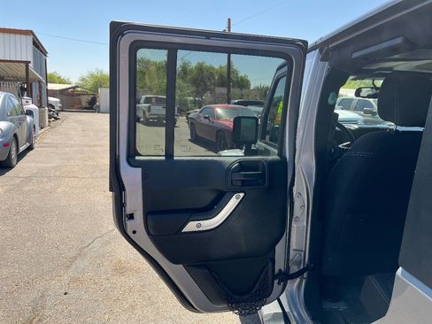 Used 2018 Jeep Wrangler Unlimited Sahara w/ Connectivity Group AWD/4WD image 27