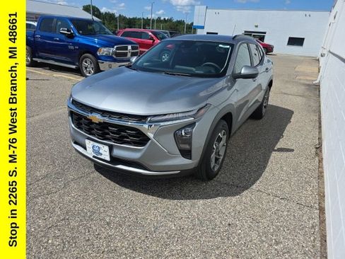 Used 2025 Chevrolet Trax LT FWD image 6