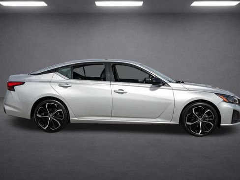Used 2024 Nissan Altima 2.5 SR FWD image 3