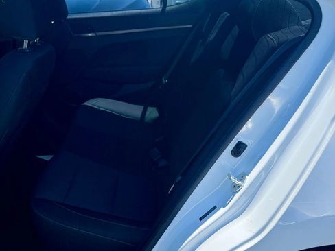 Used 2018 Hyundai Elantra SE image 9
