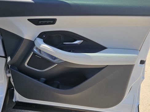 Used 2018 Jaguar E-PACE SE image 34