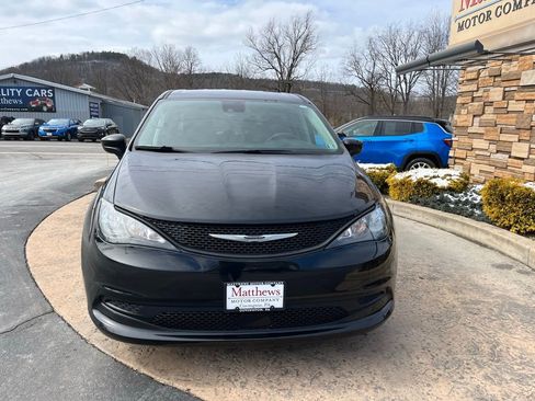 Used 2023 Chrysler Voyager LX image 2