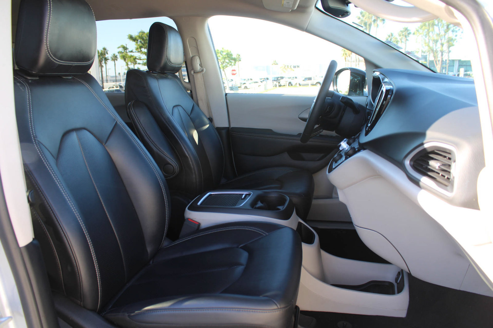 Used 2024 Chrysler Pacifica Touring-L FWD image 16
